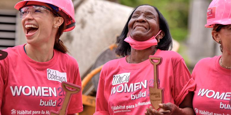 Marcia junto a las voluntarias del primer Women Build en República Dominicana. / © Hábitat para la Humanidad República Dominicana. 