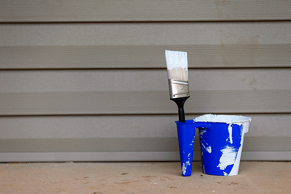 Paint bucket and paint brush