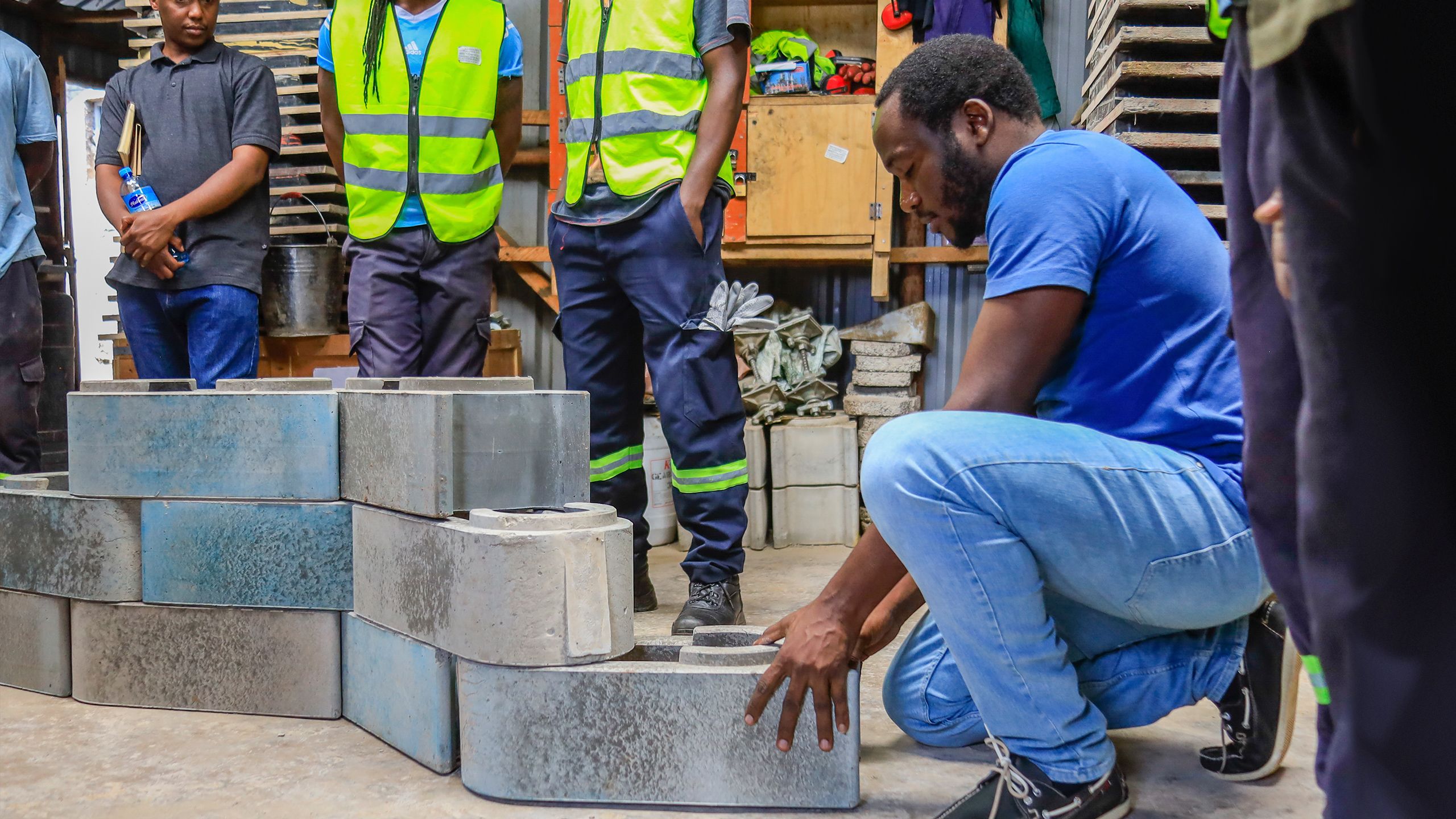 Lazarus, director at Start Somewhere, demonstrates how to build and turn a wall corner with TwistBlocks.