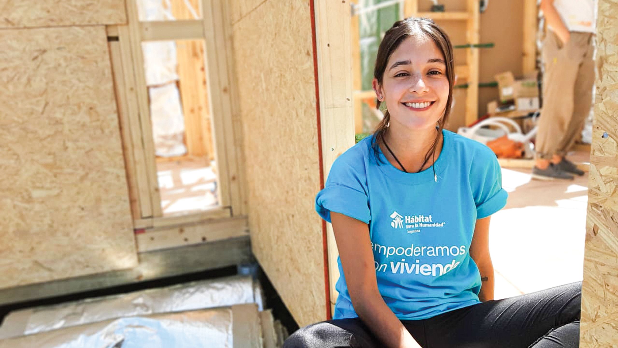 familias y voluntarios construyendo viviendas Hábitat, mujeres recibiendo un kit de higiene durante la pandemia, familias hábitat felices en su vivienda.