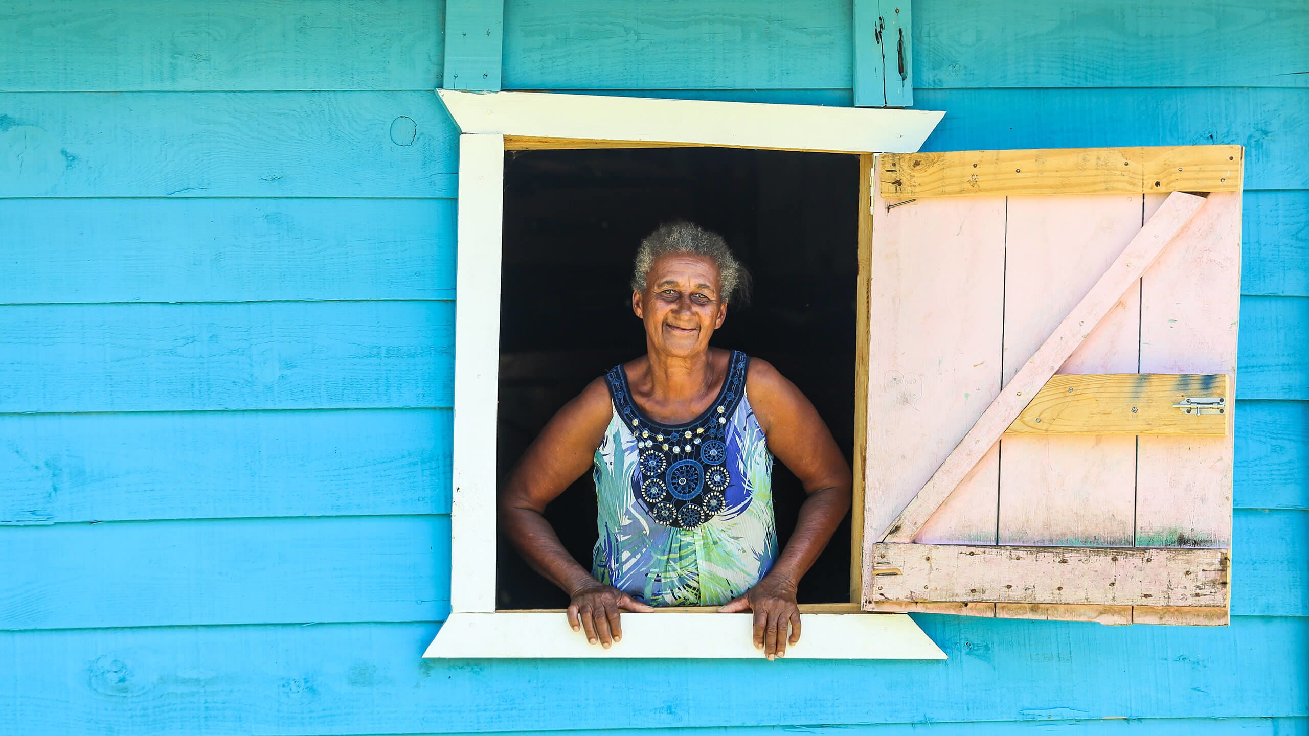 familias y voluntarios construyendo viviendas Hábitat, mujeres recibiendo un kit de higiene durante la pandemia, familias hábitat felices en su vivienda.