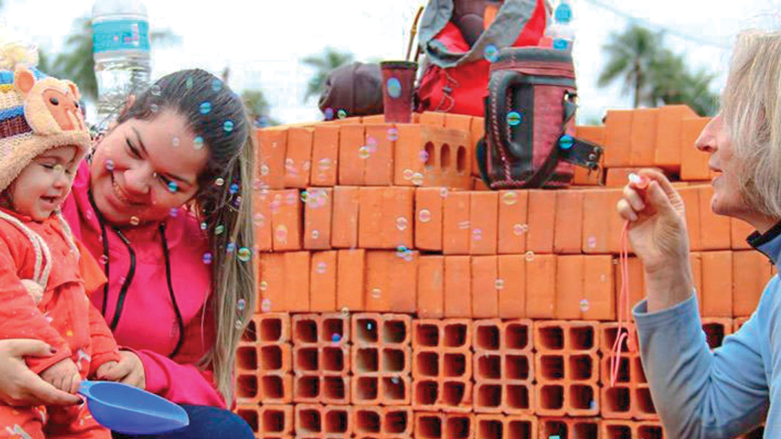 familias y voluntarios construyendo viviendas Hábitat, mujeres recibiendo un kit de higiene durante la pandemia, familias hábitat felices en su vivienda.