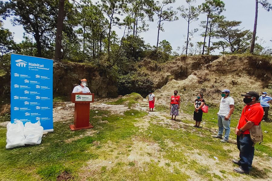 un grupo de personas en El Salvador esperando para retirar sus kits de higiene