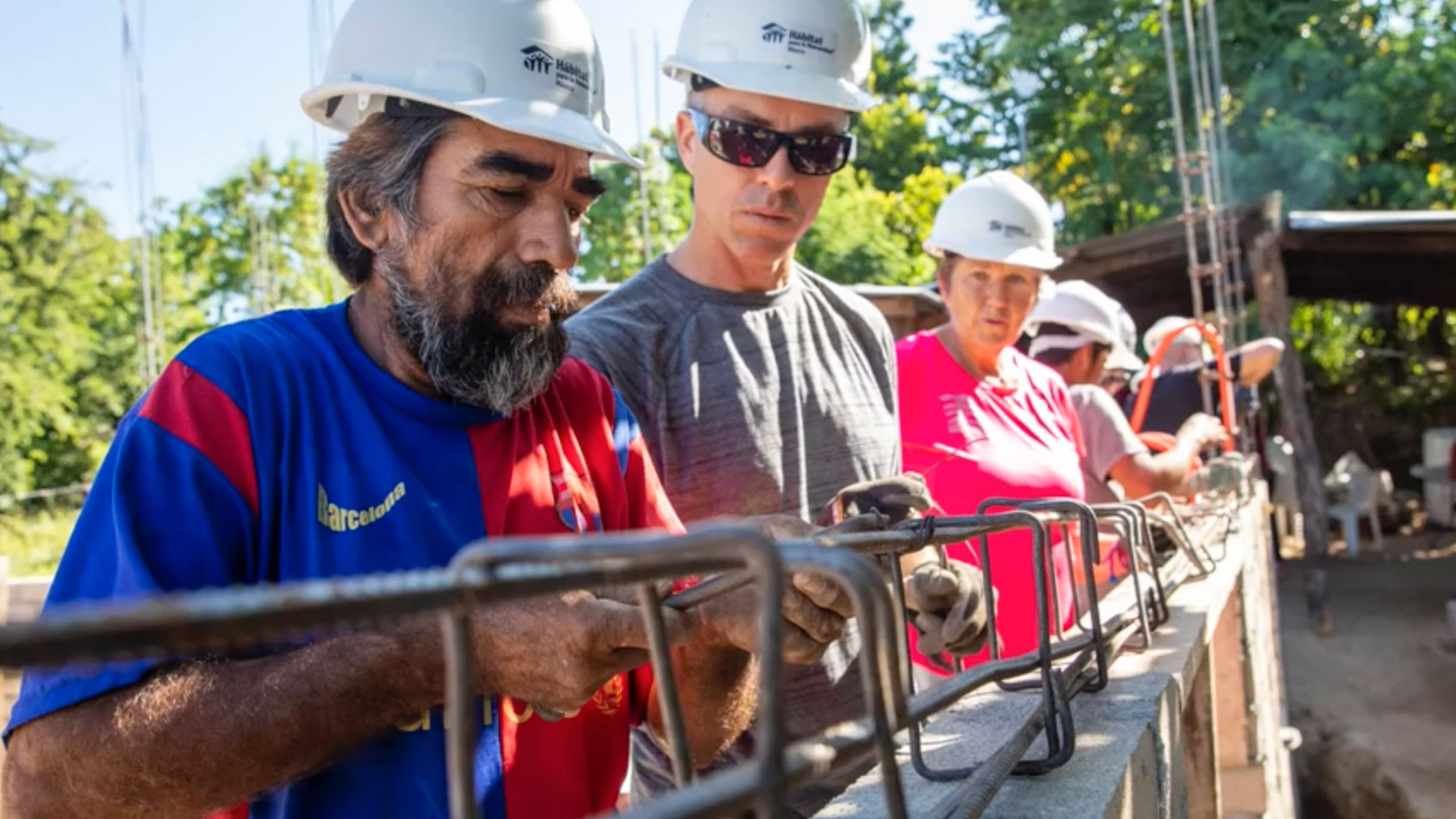 un voluntario construyendo una vivienda en México