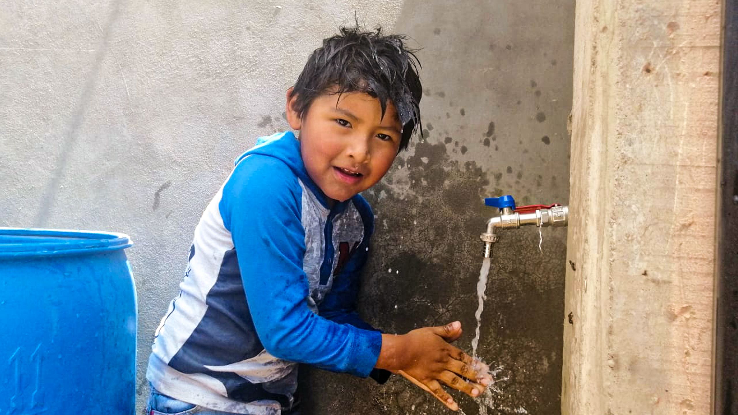 un niño lavándose las manos.