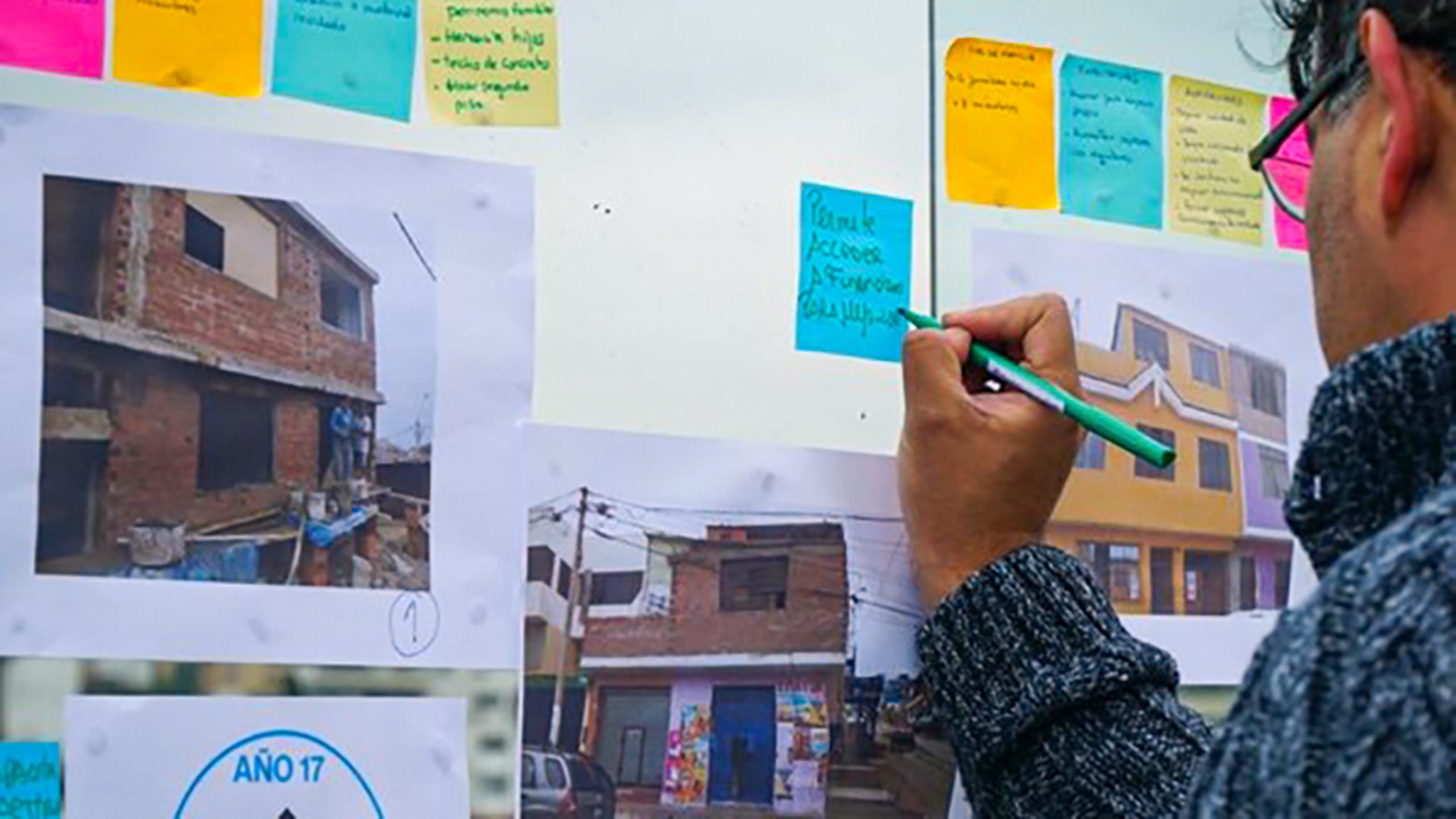 hombre escribiendo en la pizarra durante el primer ThinkCamp del Centro Terwilliger de Innovación en Vivienda en Perú