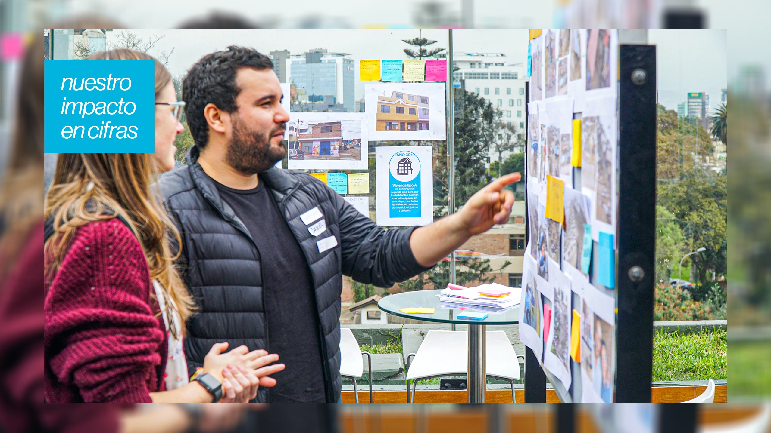 un hombre y mujer durante un taller en Perú