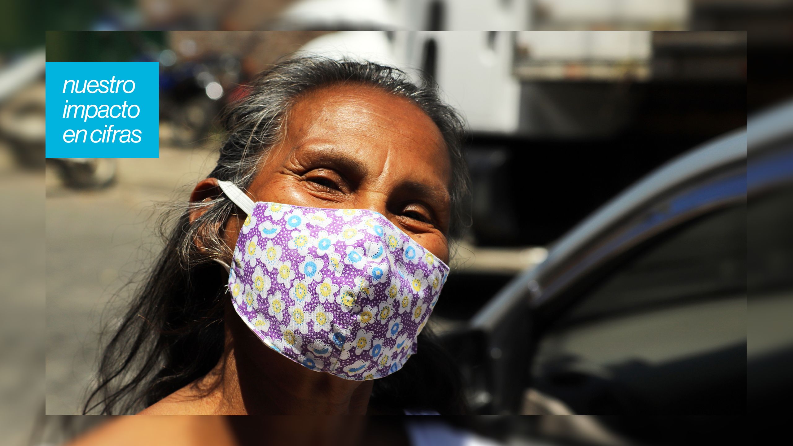 una mujer nicaragüense con mascarilla