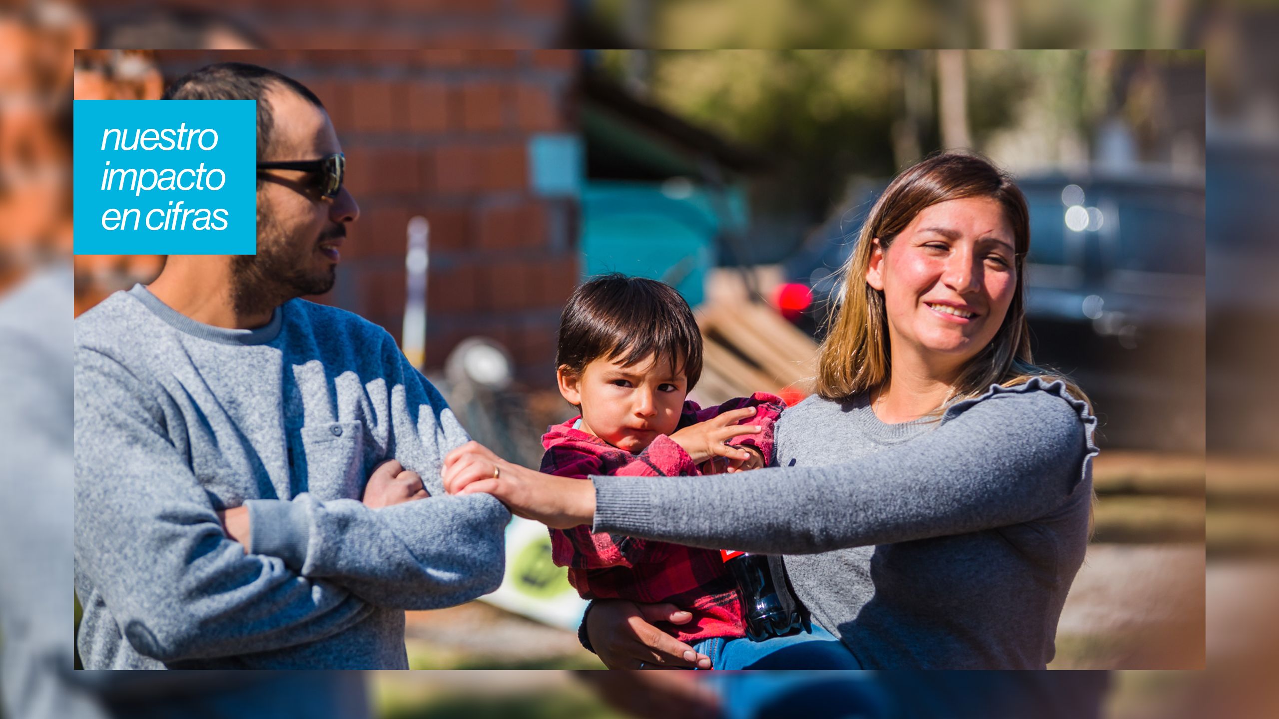 familia argentina emocionada recibiendo su nueva casa Hábitat