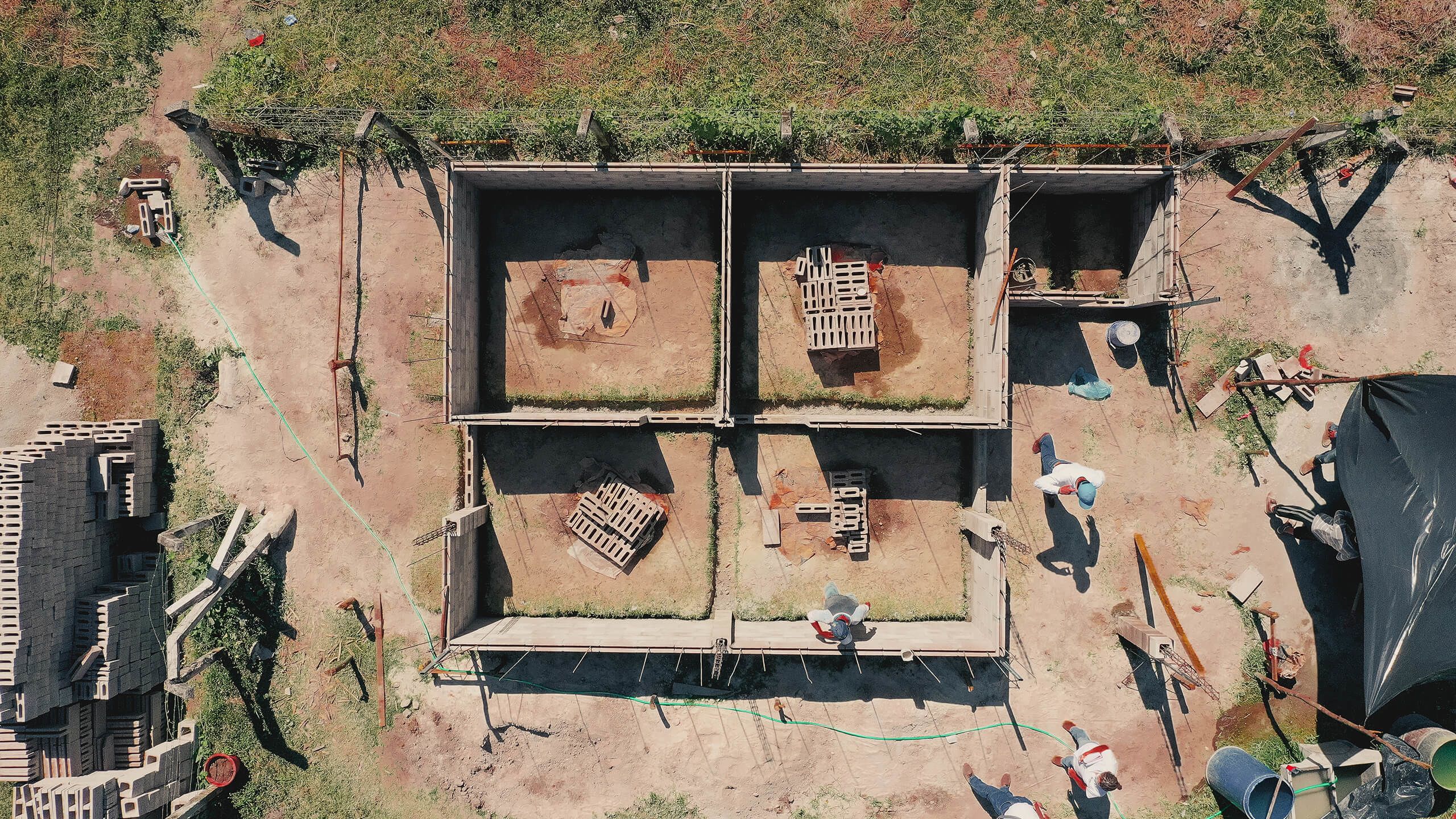 familias y voluntarios construyendo viviendas Hábitat, mujeres recibiendo un kit de higiene durante la pandemia, familias hábitat felices en su vivienda.