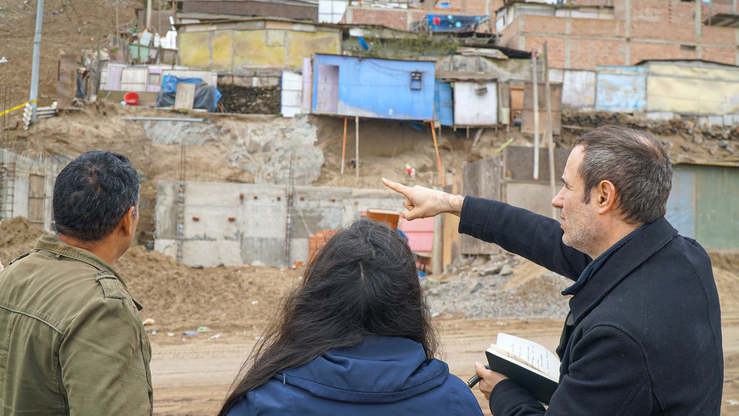 mujer viendo las viviendas autoconstruidas en Lima.