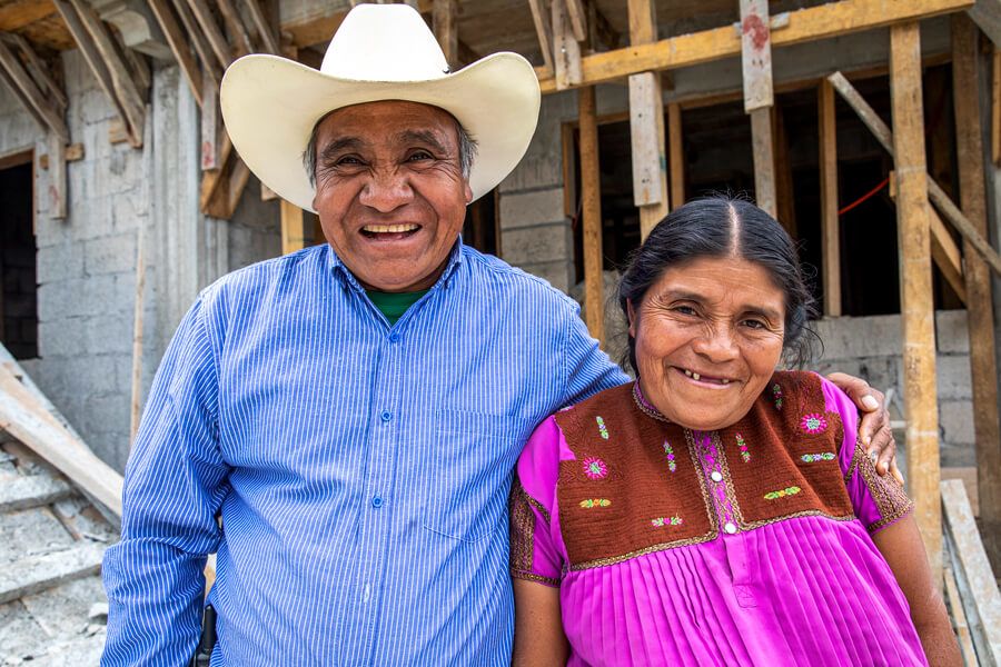 pareja mexicana frente a la construcción de su nueva vivienda Hábitat