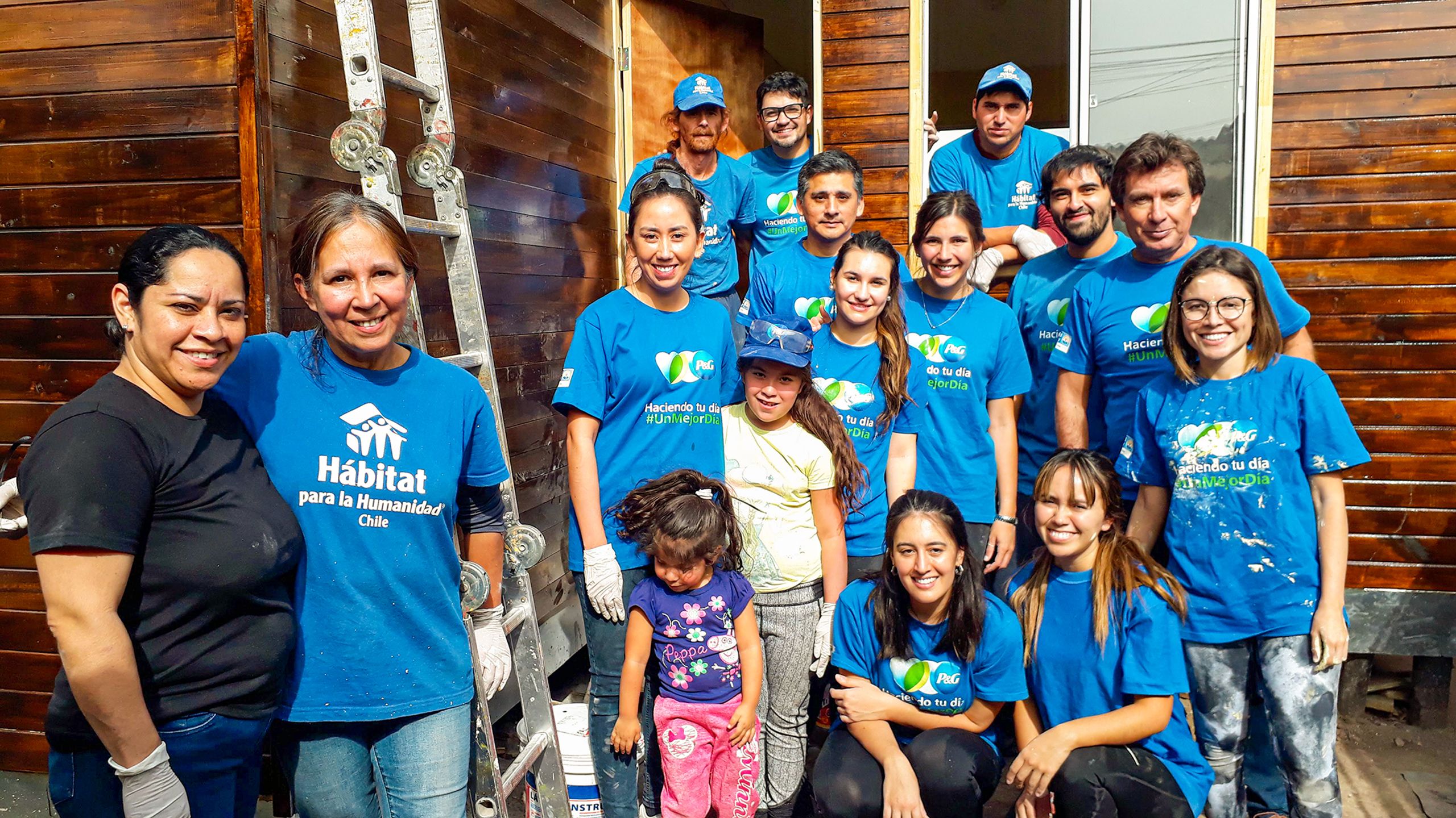 voluntarios y la familia dueña de una nueva vivienda Hábitat.
