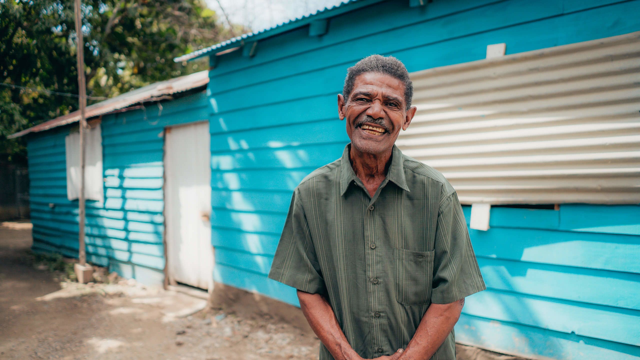 familias y voluntarios construyendo viviendas Hábitat, mujeres recibiendo un kit de higiene durante la pandemia, familias hábitat felices en su vivienda.