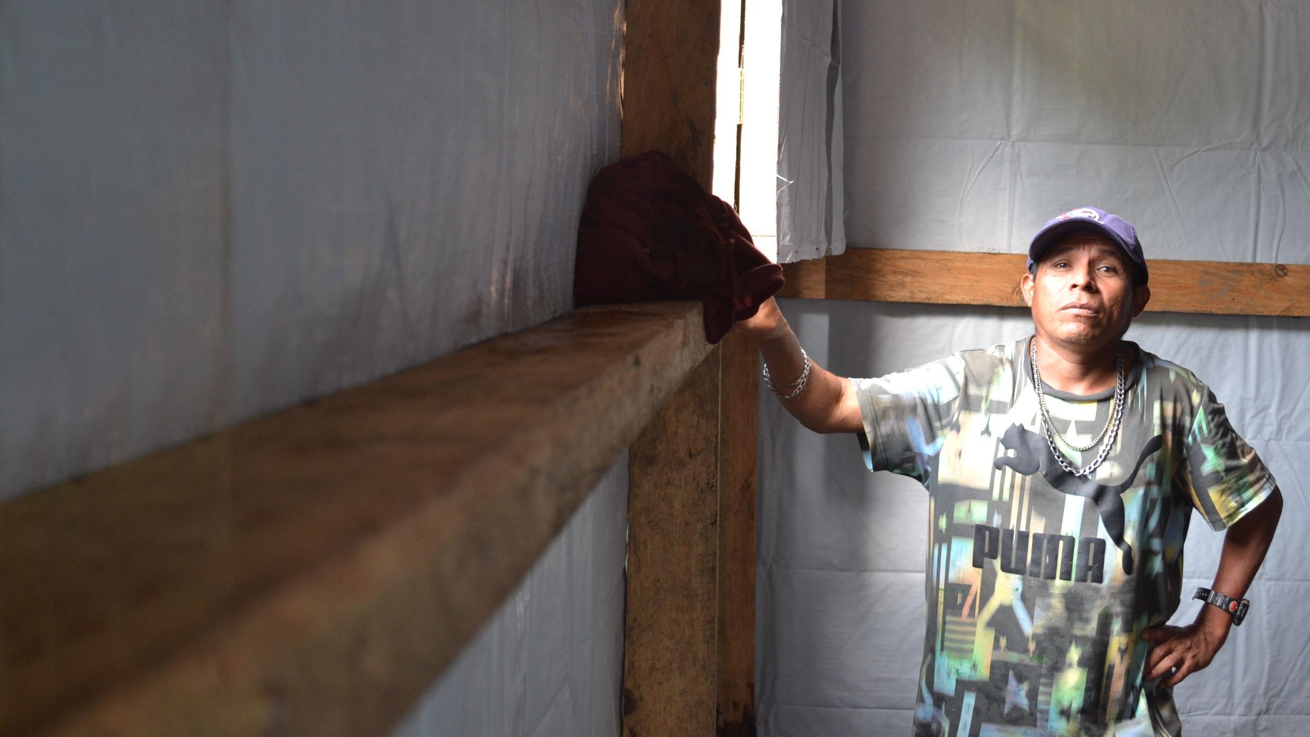 Hombre con gorra dentro de un refugio temporal de emergencia.