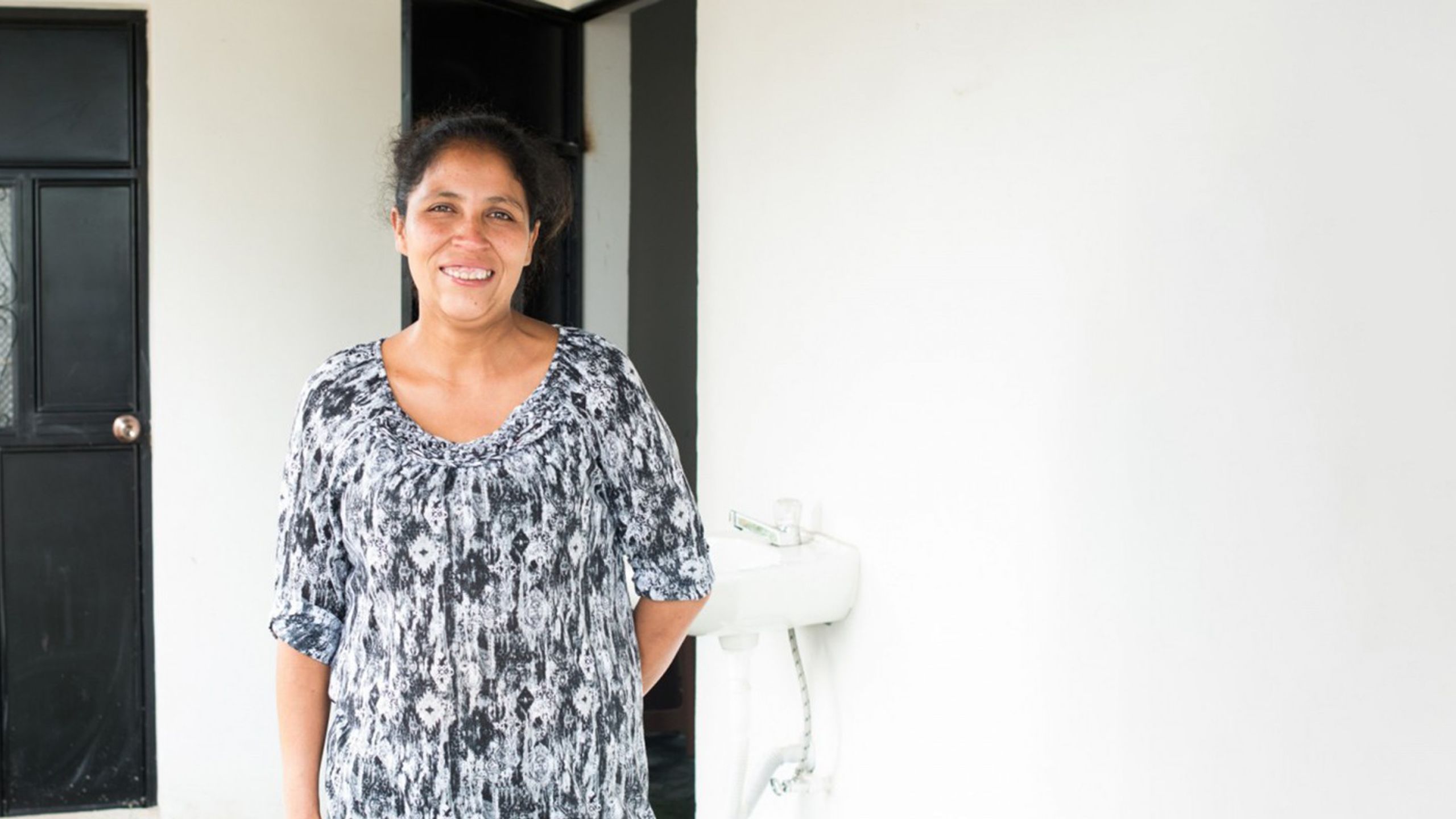 Mujer sonriendo en primer plano.
