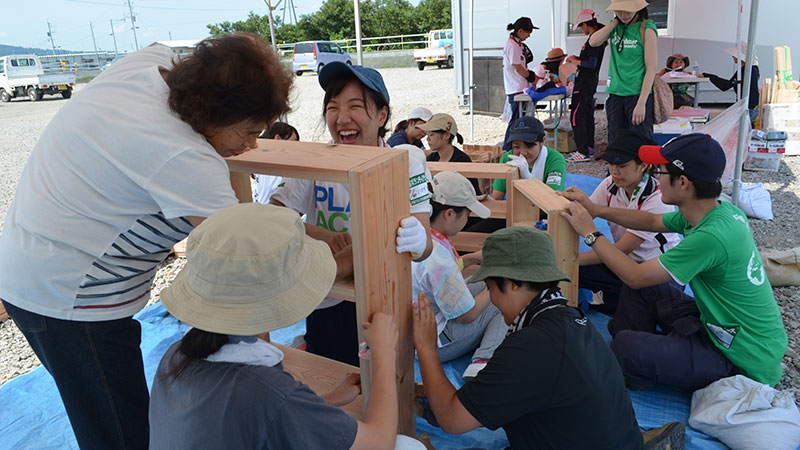 Mami Maruyama making shelves with volunteers in Habitat Japan's 2016 earthquake response in Kumamoto