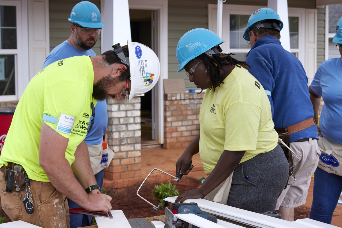 volunteers cutting siding at CWP23