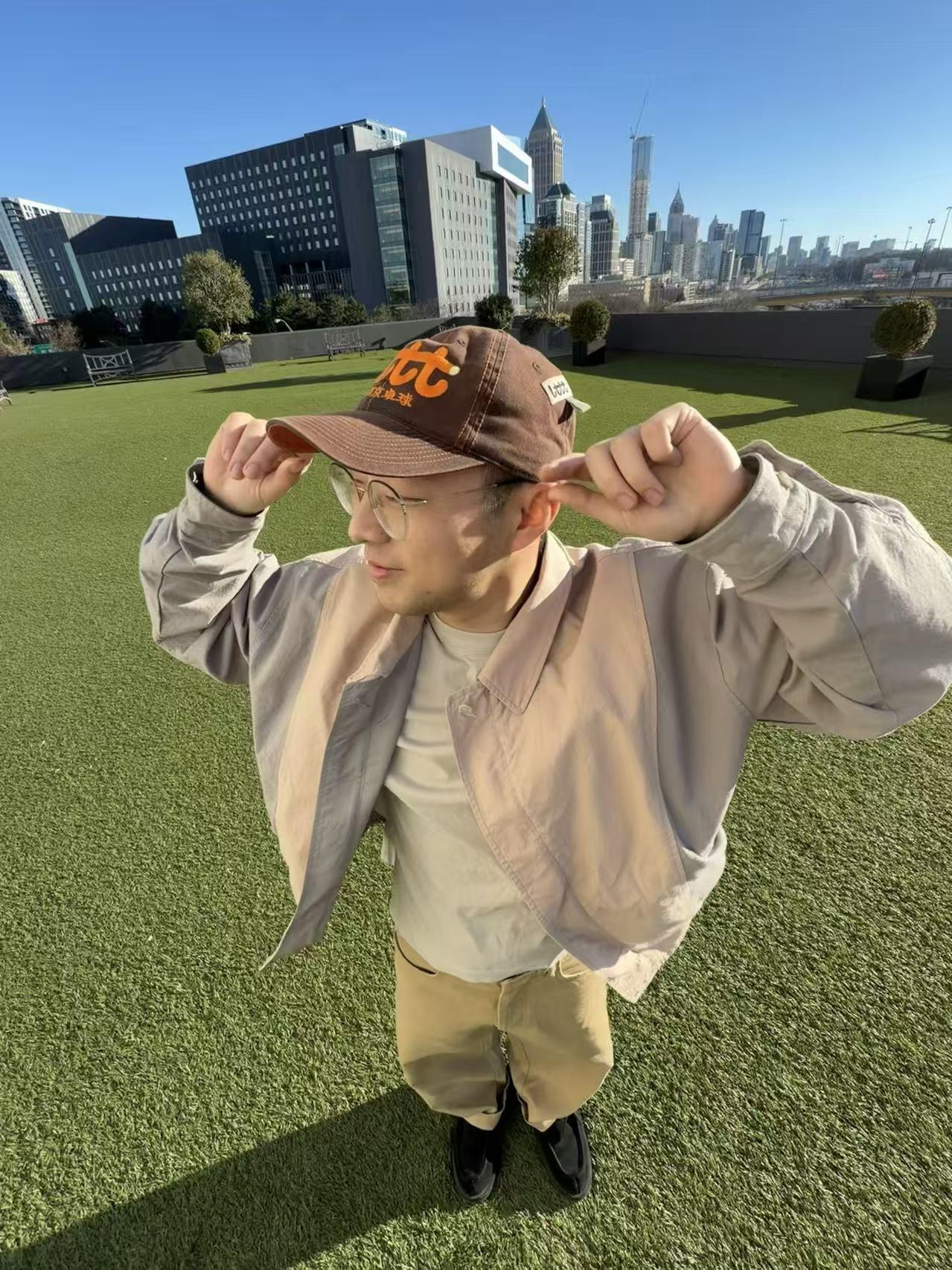 Artist headshot of Broly Su.