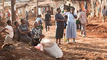 slum_Nairobi_Kenya_people_talking_in_the_street