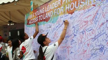 Cambodian youth supporters signing a petition supporting land access for adequate housing