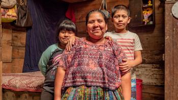 En Guatemala, un nuevo piso de concreto ha ayudado a Natalia a cuidar la salud de sus nietos.