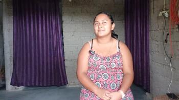 Con su nuevo piso de concreto, el hijo de Kimberly ahora puede jugar cómodamente en el suelo.