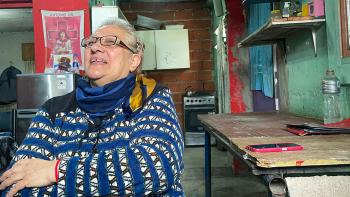 Una mujer en la cocina de una casa