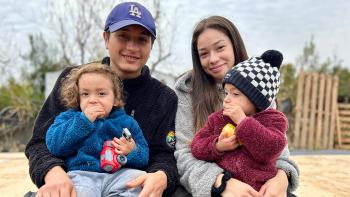 Un padre, una madre y sus dos hijos gemelos