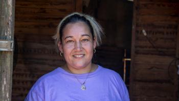 Sofía Belén recibiendo al equipo de Habitat en su casa, antes de la construcción de su nuevo  baño en el marco del Proyecto Salud al Agua, en la comunidad Roberto Carlos, Luque, Paraguay.