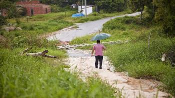 Una persona camina bajo la lluvia durante una inundación