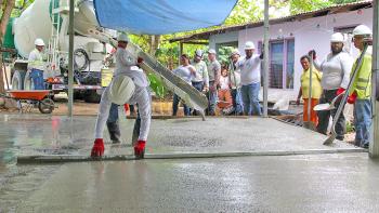 Brigada de voluntariado para la construcción de pisos de concreto en el marco de la alianza programa HogaRES y 100 mil pisos para jugar.