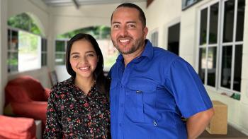 Virginia y su esposo Javier frente a su nueva casa.