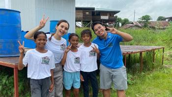 Volunteer (2nd from L) and co-founder (R) of The Modern Balsa Initiative with children from Sabang Adgawan