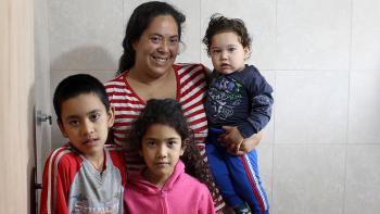 Mirtha y sus hijos Ezequiel, Magali y Elías en el nuevo baño de su casa. / © Hábitat para la Humanidad Paraguay, Lourdes Benitez.