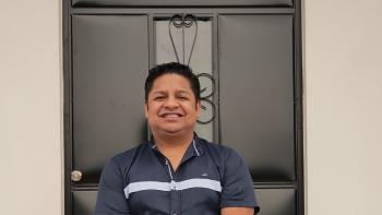 Un hombre frente a la puerta de una casa