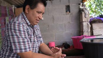 Un hombre lavándose las manos