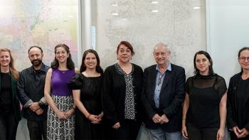 Equipo de Hábitat para la Humanidad y la Universidad Diego Portales durante la firma del convenio.