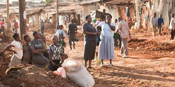 slum_Nairobi_Kenya_people_talking_in_the_street