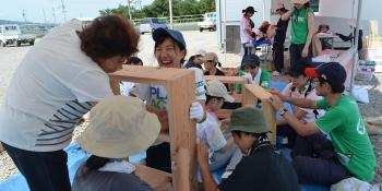 Mami Maruyama (center) building shelves during Habitat Japan's 2016 earthquake response in Kumamoto