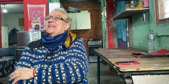 Una mujer en la cocina de una casa