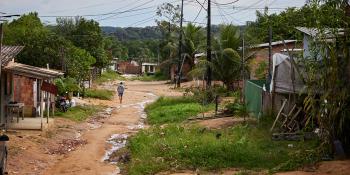 Un camino de tierra deteriorado
