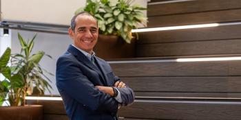 Un hombre sonriente con los brazos cruzados