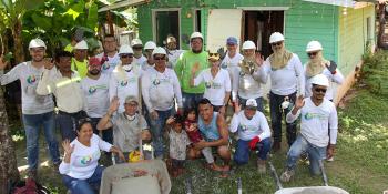 Voluntarios de la brigada en la construcción de pisos de concreto en Guanacaste, Costa Rica.