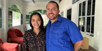 Virginia y su esposo Javier frente a su nueva casa.