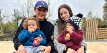 Un padre, una madre y sus dos hijos gemelos