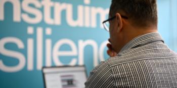 Un hombre mira la pantalla de su computadora