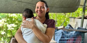 Una madre sosteniendo a su bebé
