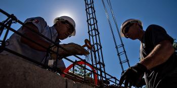 Dos personas trabajan en la construcción de una vivienda