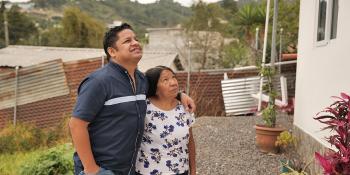 Un hombre y una mujer miran una casa